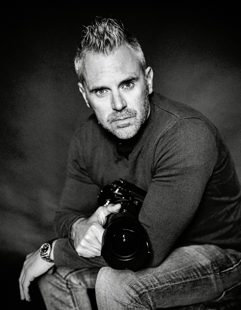 Ritratto di Enrico Bigno Pozzi con la sua macchina fotografica